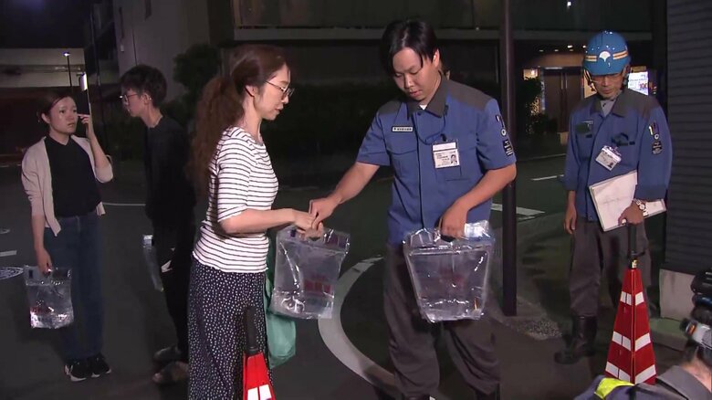 非常用飲料水が配られる様子