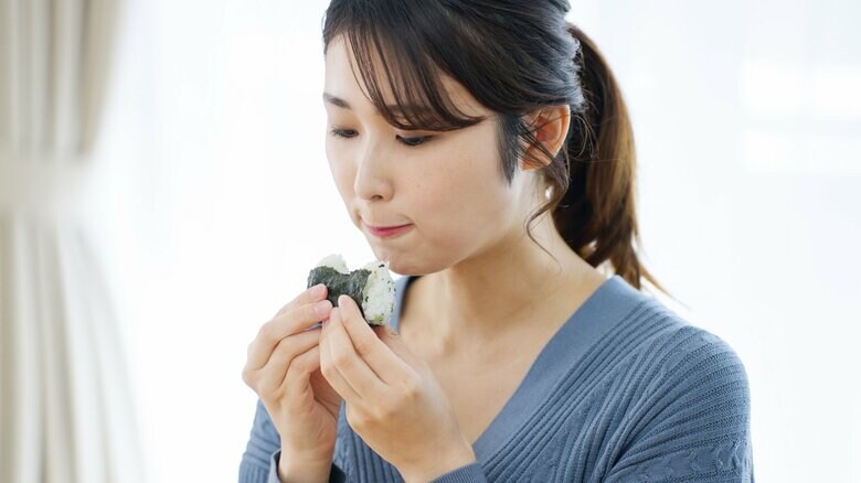 食事中はゆっくりを意識してみよう（画像はイメージ）