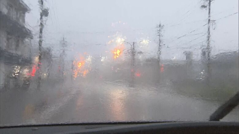 大雨により車の前方は見えにくくなっていた