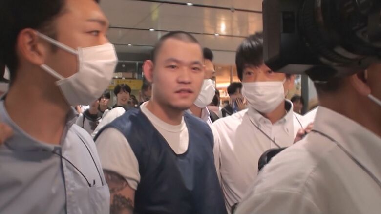 移送される永田被告