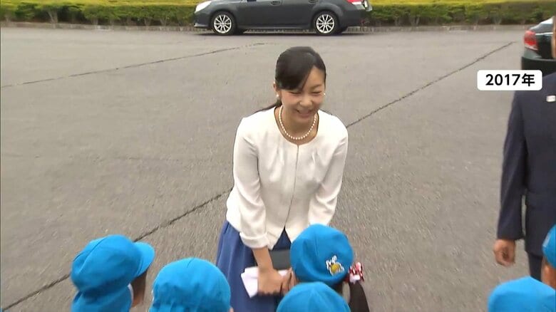 2017年に地元の保育園児と交流される佳子さま