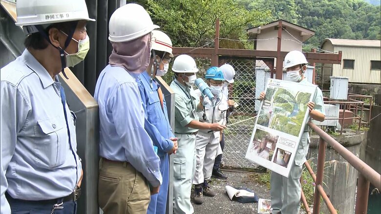 田代ダムを視察した川勝知事（2022年8月）