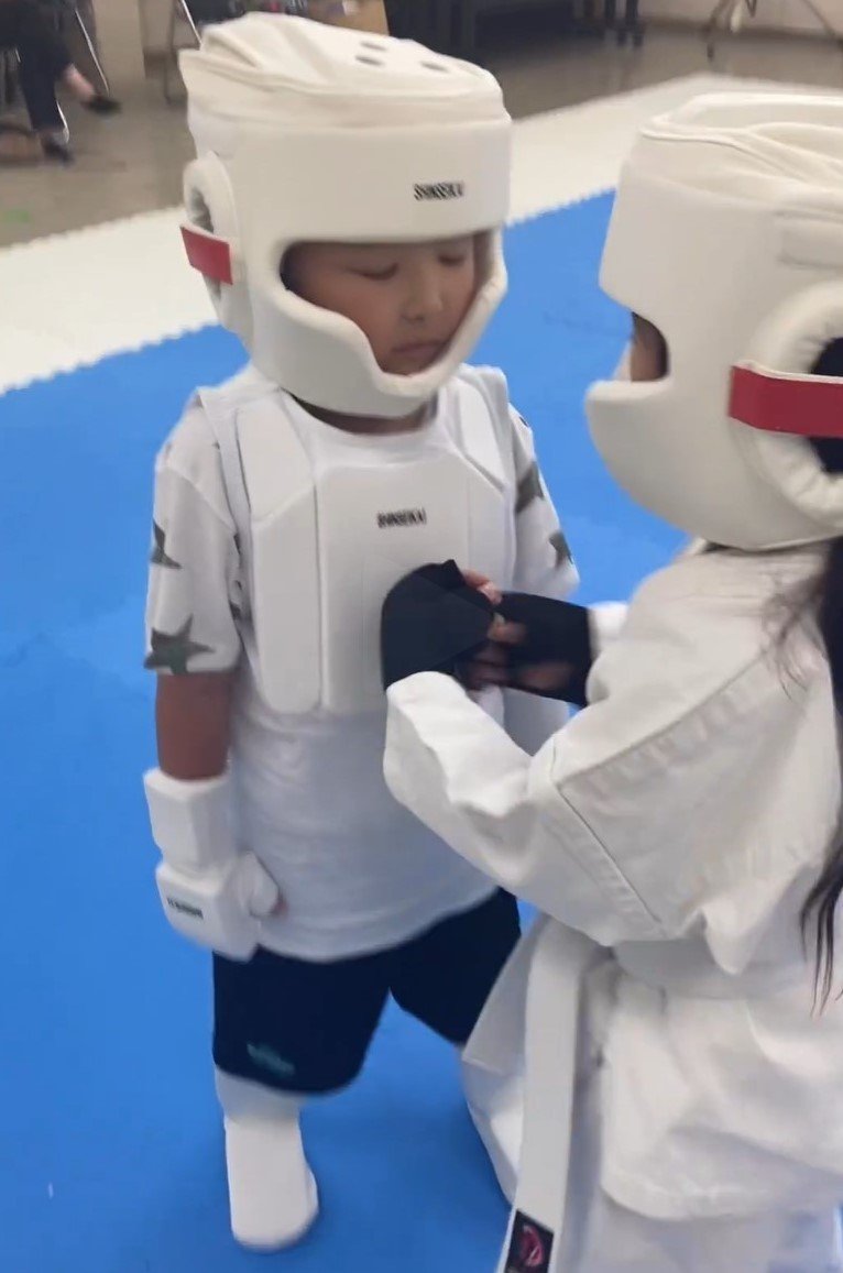 胸をポコポコと連打されても、落ち着いた様子だ