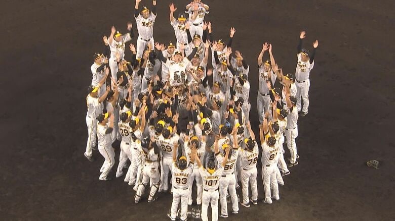 リーグ優勝の胴上げ　選手はみんな真ん中だけを見つめていた