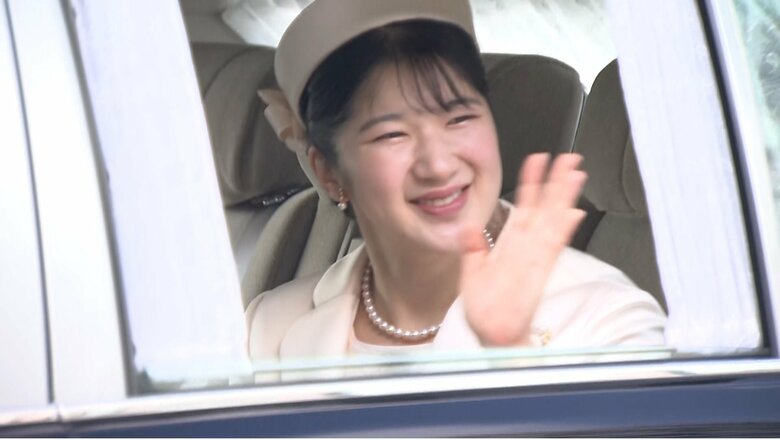 皇居に戻られる際も笑顔