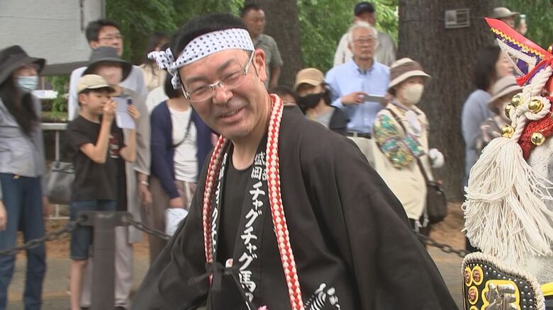 珠久さんを見守りながら一緒に歩いた父・力さん