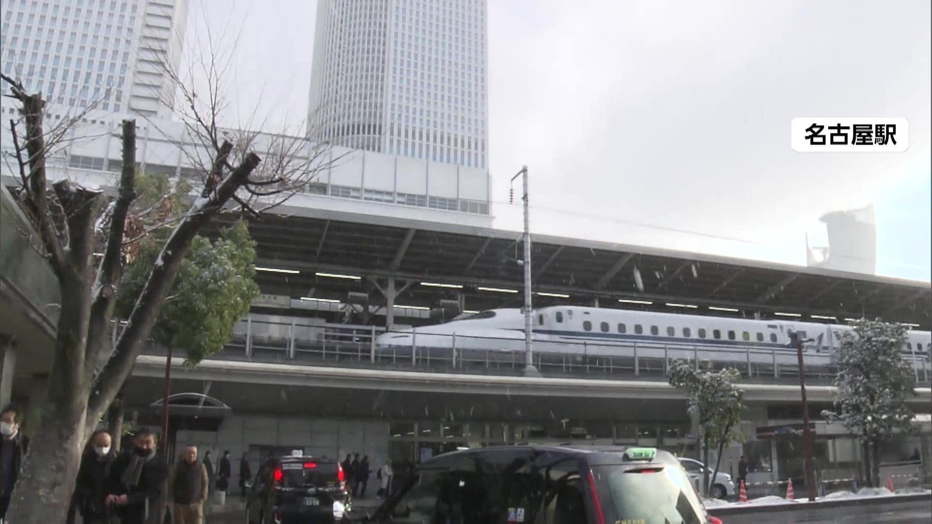 【交通情報】大雪の影響で東海道新幹線は50分遅れの列車も…空の便でも欠航相次ぎ高速道路一部区間では通行止めに　日曜日は東京でも雪の予想