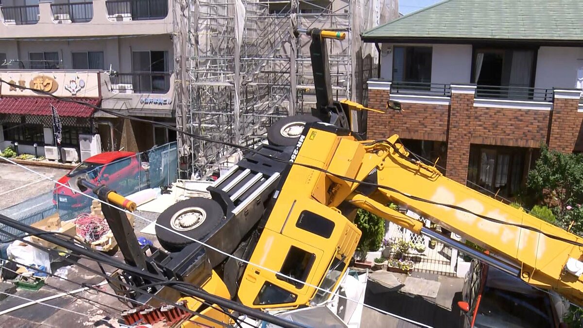 住宅街でクレーン車が横転 電線に接触し住宅など1770戸が一時停電 