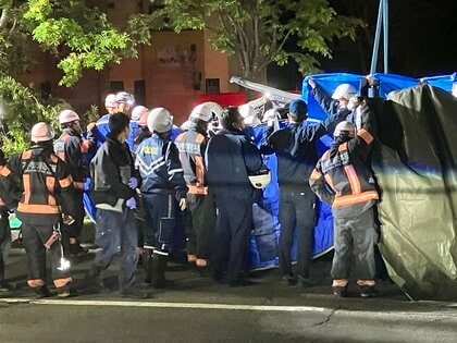 【速報】10～20代の若い男女3人が乗る車が中央分離帯に乗り上げて横転…10代女性と20代男性の2人が意識不明で搬送され病院で死亡確認〈北海道苫小牧市〉