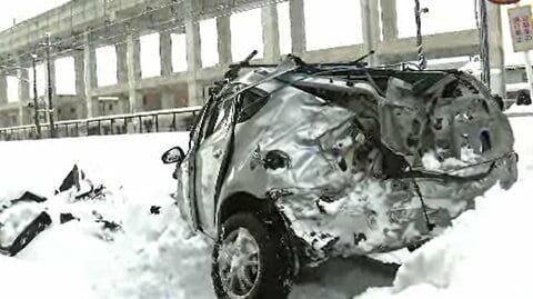 踏切内で車と貨物列車が衝突　雪で動けなくなった可能性　通勤通学時間の事故に人であふれかえる駅も