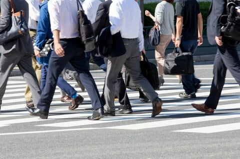 実質賃金6カ月連続でプラス　「現金給与総額」前年同月比3％以上増を5カ月連続で維持…34年3カ月ぶり　厚労省「毎月勤労統計調査」