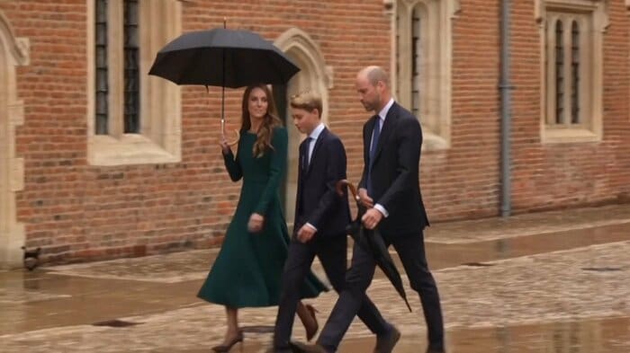 ウィリアム皇太子夫妻に付き添われ登校した