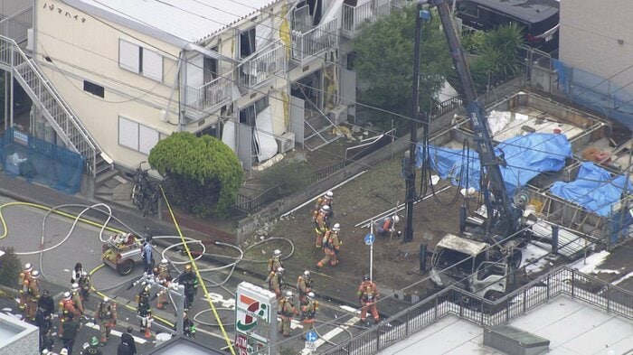 窓が吹き飛んだ建物