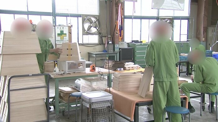 第一工場で木工製品を作る受刑者たち