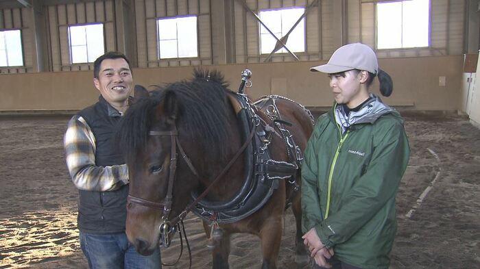 左から、木曽馬の里 乗馬センター・中川剛 場長、「若草」、近藤菜々穂さん