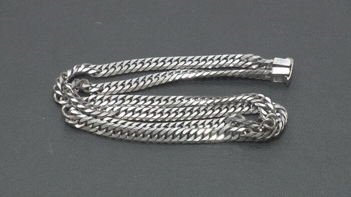 銀のネックレス：買い取り額1万5000円弱 （前年は6000円台）