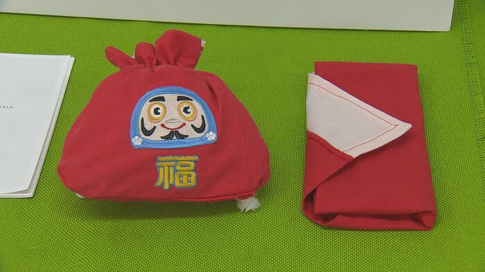 学校に残っていた紅白幕を巾着袋などにリメークして新成人に贈った