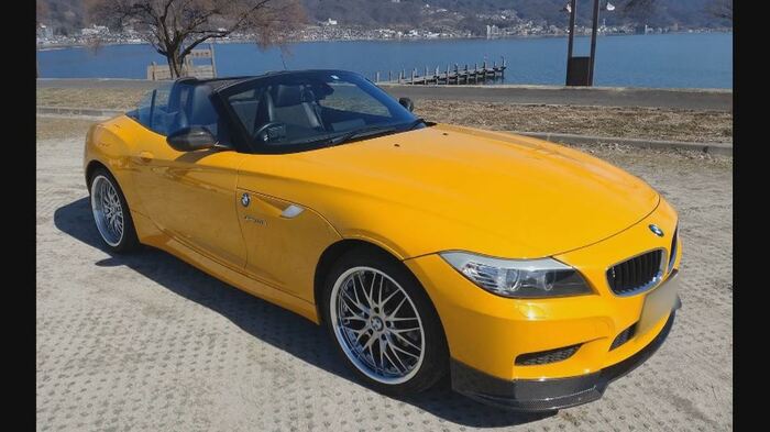 男が借りた高級オープンカー