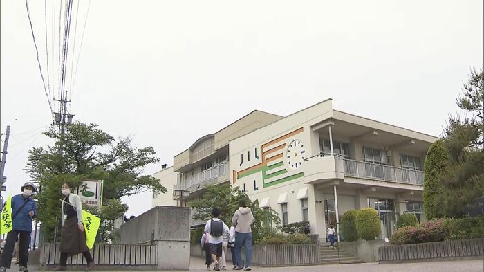 小学校では保護者が付き添って登校