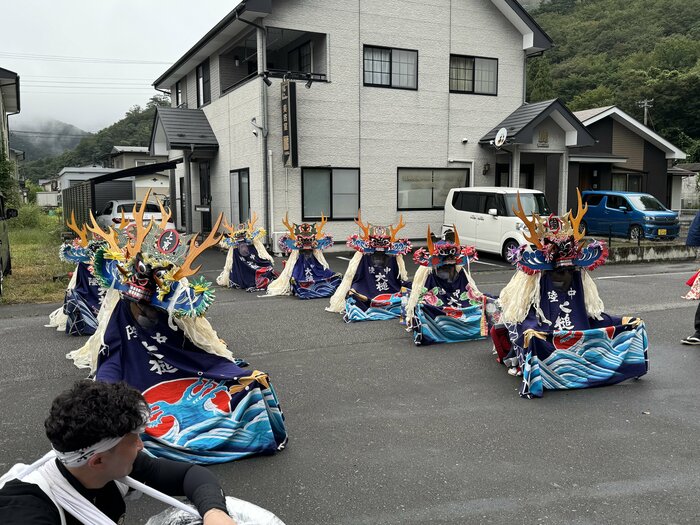 2024年に亡くなった知人の自宅前では鹿子が踊った