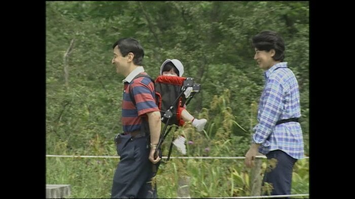 愛子さまを乗せた背負子を皇太子さまが担ぎ沼原湿原をご一家でハイキング（栃木・黒磯市）