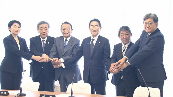 岸田首相は、自民党「総務会」のトップに森山氏(左から2番目)を抜てき