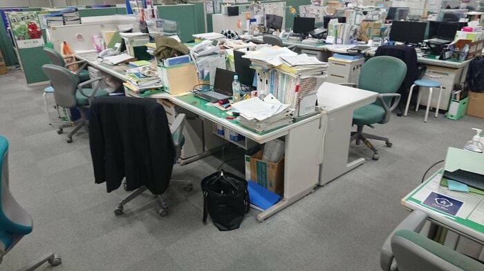 典型的な都庁の職場。フリーアドレスがすすまない原因は固定電話とメタ認知能力