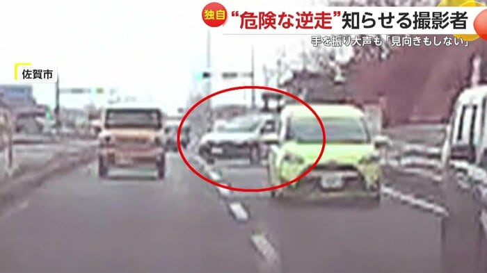 入るべき車線に戻っていくシルバーの車(視聴者提供)