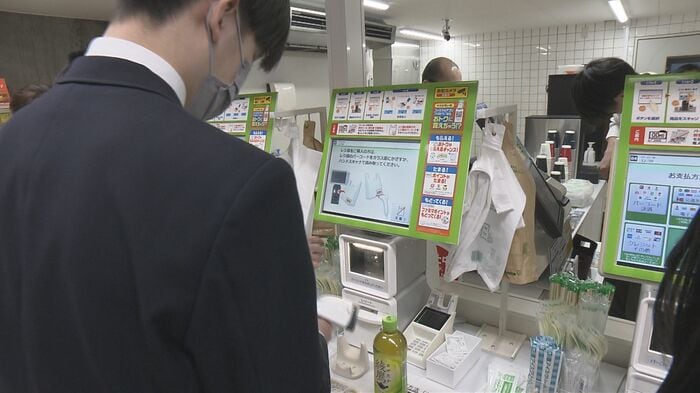 会計はセルフレジというコンビニも増えている
