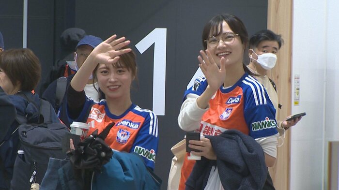 桶屋美圭アナウンサーと石黒菖気象予報士