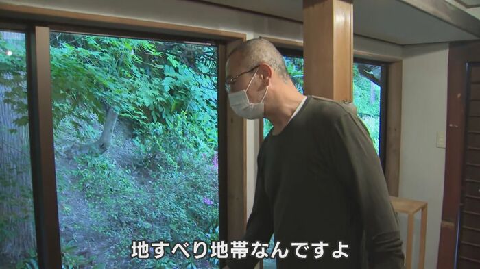不安そうに裏山を見る篠原さん