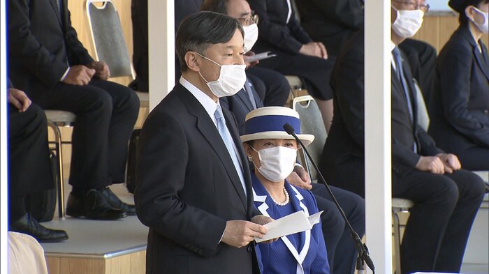 おことばを述べられる陛下
