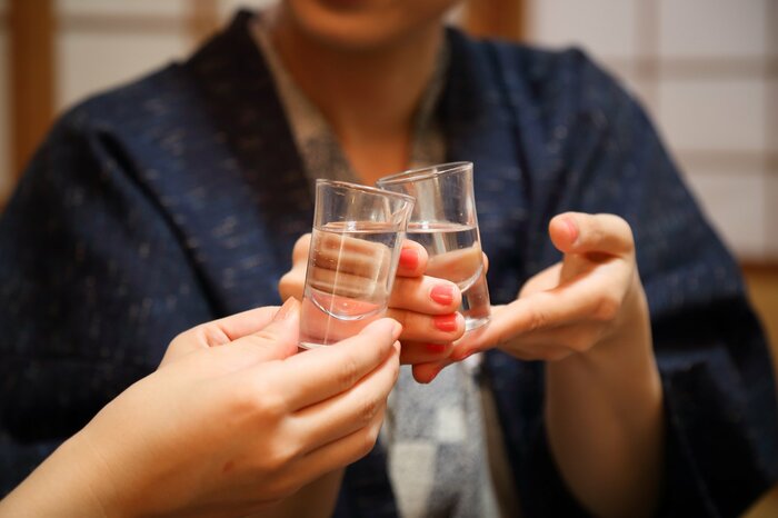 入浴前の「乾杯!」はNG(イメージ)