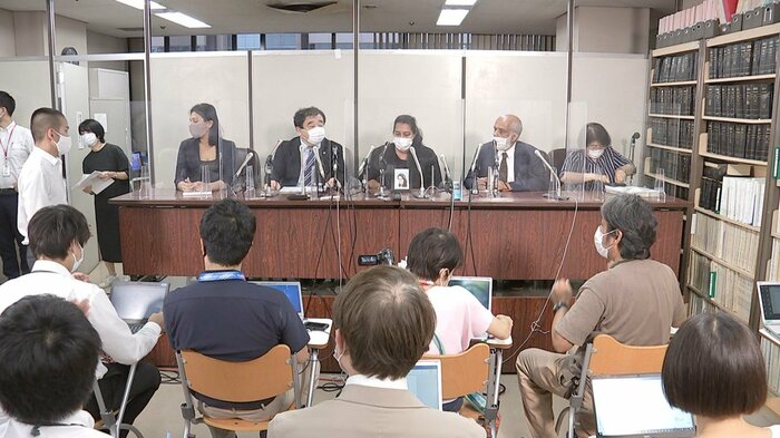 ポールニマさん(中央)は「お姉さんは動物のように扱われていた」と語った