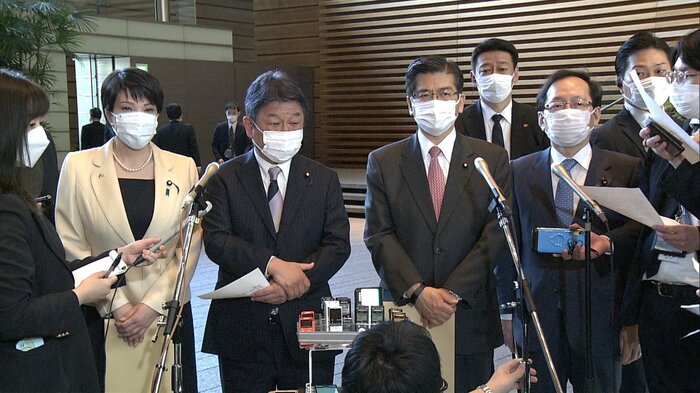 申し入れ後取材に応じる自公幹部(15日)