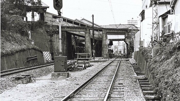 下北沢駅下り線小田原方から新宿方面を撮影。 写真中央に見える橋は京王井の頭線。撮影日は不明だが、長編成化に伴い昭和44年(1969年)8月に廃止された下北沢1号踏切が映っているため、昭和44年以前の写真とみられる。左斜め上にあがる階段とその奥に見える三角屋根などは当時の下北沢駅舎。