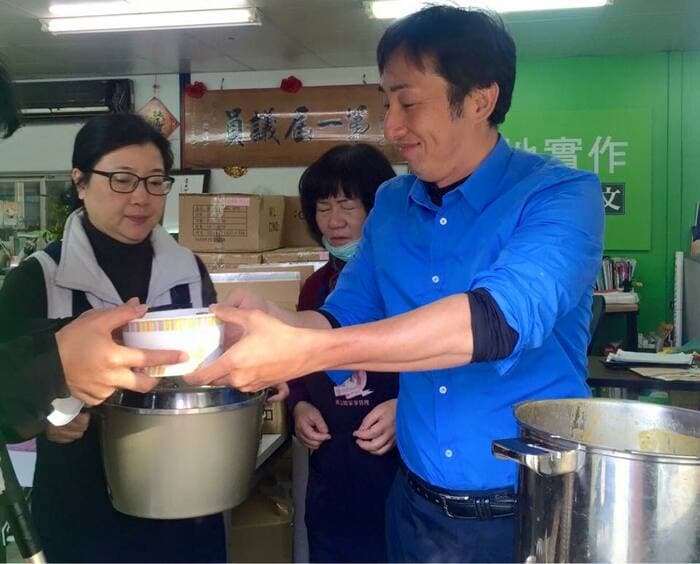「台湾南部地震」発生後、ボランティア活動を行う野崎氏 2016年2月
