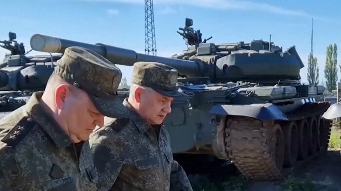 ショイグ露国防相の後ろに見えるのが115mm砲弾を使用するT-62MV戦車(2023年5月)