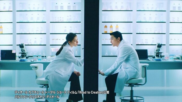 「ディオール カプチュール トータル ショートフィルム『Road to Creation』」でガラス越しに向かい合って座る新木優子さん(左)と吉沢亮さん