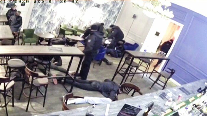 客は床に伏せ、捜査員らは客を警棒で何度も叩いている
