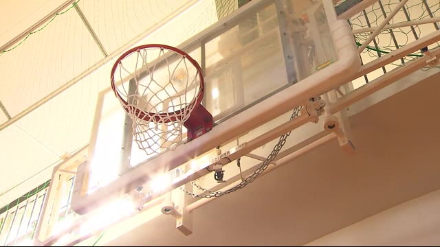 体育館のバスケットゴールの部品が落下 女子中学生が頭切るけが 重さ3キロの鉄の棒…ネジが緩んでいたか