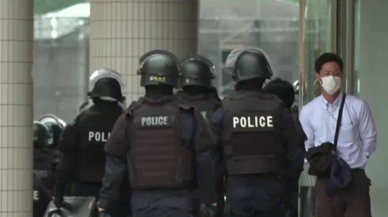 「銃のようなもの持っている…」と通報　商業施設近くモデルガンのようなもの持った男の身柄確保　東広島市｜FNNプライムオンライン