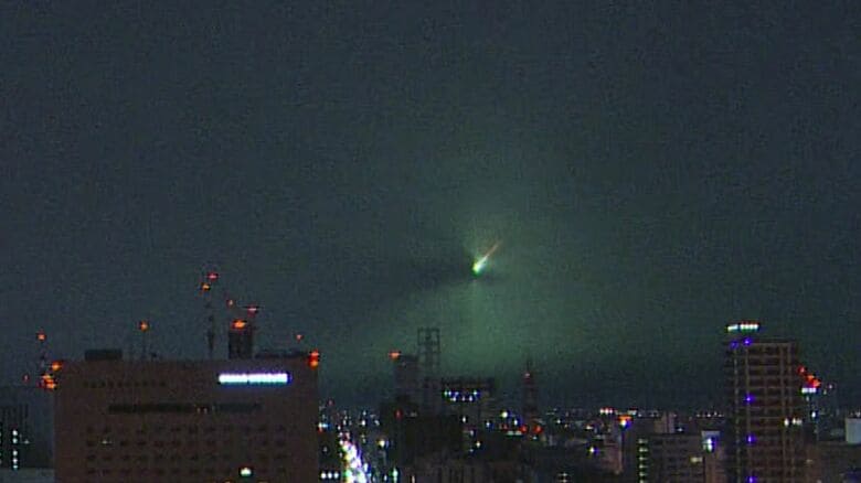 夜空にコウコウと輝き落下したナゾの物体 その正体は北海道内各地のカメラが緑色の“火球”を撮影 もう見れない？いやチャンス到来！「ふたご座流星群が12月14日にピーク」で『流れ星』増加に｜FNNプライムオンライン