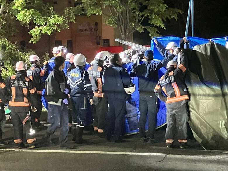 【速報】10～20代の若い男女3人が乗る車が中央分離帯に乗り上げて横転…10代女性と20代男性の2人が意識不明で搬送され病院で死亡確認〈北海道苫小牧市〉｜FNNプライムオンライン