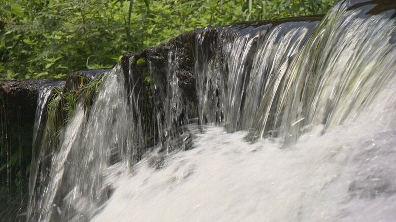 富山県の「小さなナイアガラ」宮島峡　空梅雨でも失われぬ水のカーテンと神秘的な滝つぼの秘密｜FNNプライムオンライン