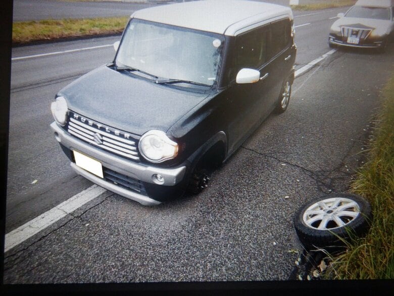 「11月1日に親族にタイヤを交換してもらった」「走行中に振動を感じた」20代男性が運転する軽乗用車のタイヤ外れる_タイヤ交換時のナットの締め付け不十分か〈北海道森町〉｜FNNプライムオンライン