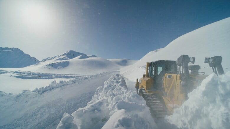 銀世界に1本の道…立山黒部アルペンルートの除雪隊に長期密着　壮大な自然と職人の技が生み出す絶景「雪の大谷」｜FNNプライムオンライン