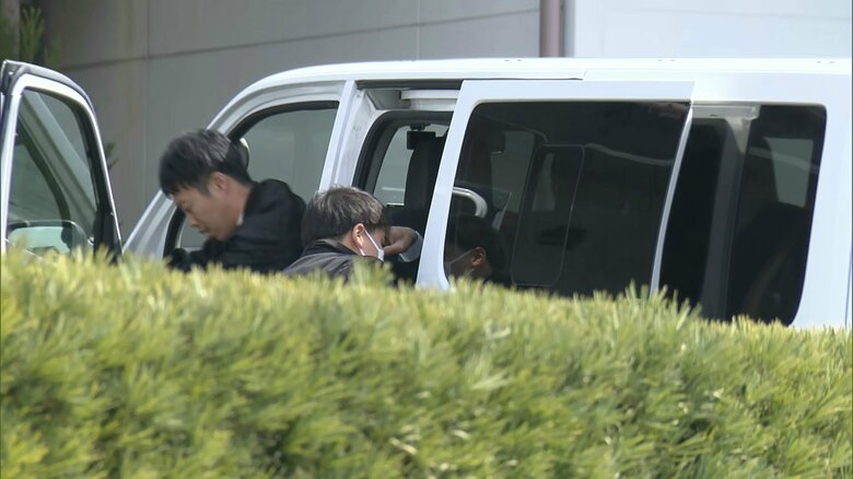 【続報】小2の妹が死亡・小4の姉が重体　小学生4人に高齢ドライバーの車が突っ込む　容疑者宅を家宅捜索　現場にブレーキ痕なく病気の可能性も視野に捜査｜FNNプライムオンライン