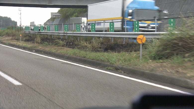 たばこのポイ捨ての可能性も…東名高速で中央分離帯の枯れ草燃える火事 この影響で一時最大4.5kmの渋滞発生｜FNNプライムオンライン