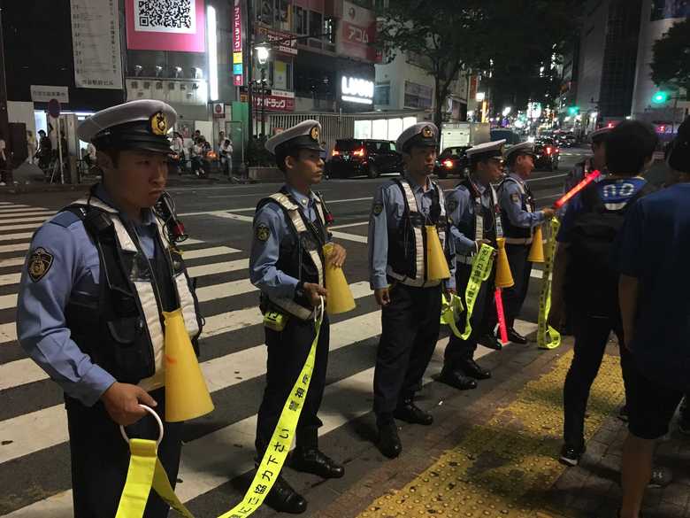 6月25日午前3時過ぎ撮影 第2戦のセネガル戦の際も数百人態勢で警備